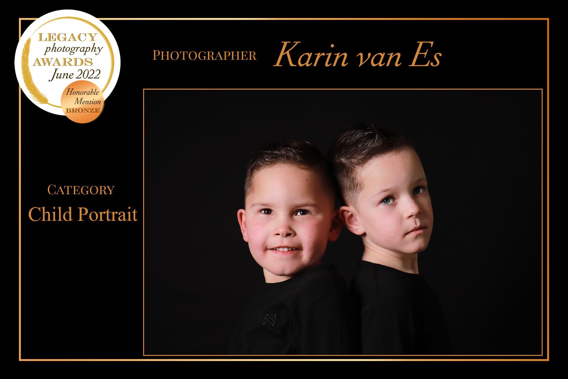 Twee kinderen tegen een zwarte achtergrond. Fotografie door Karin van Es. Bekroond met de prijs 