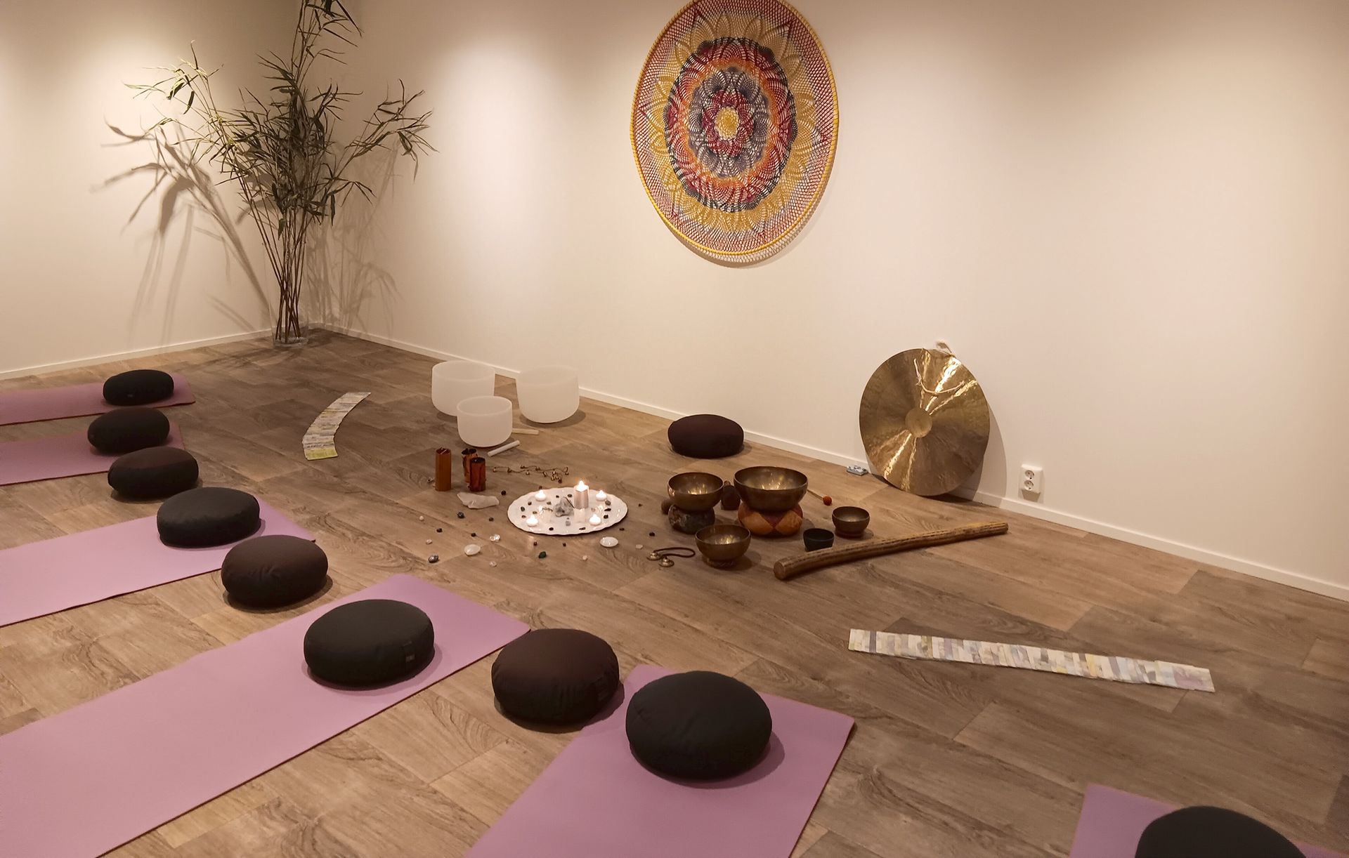 Bij Hugz hub in Zelhem huur je deze fijne ruimte WATER voor bijvoorbeeld een yogales, meditatie of soundhealing.