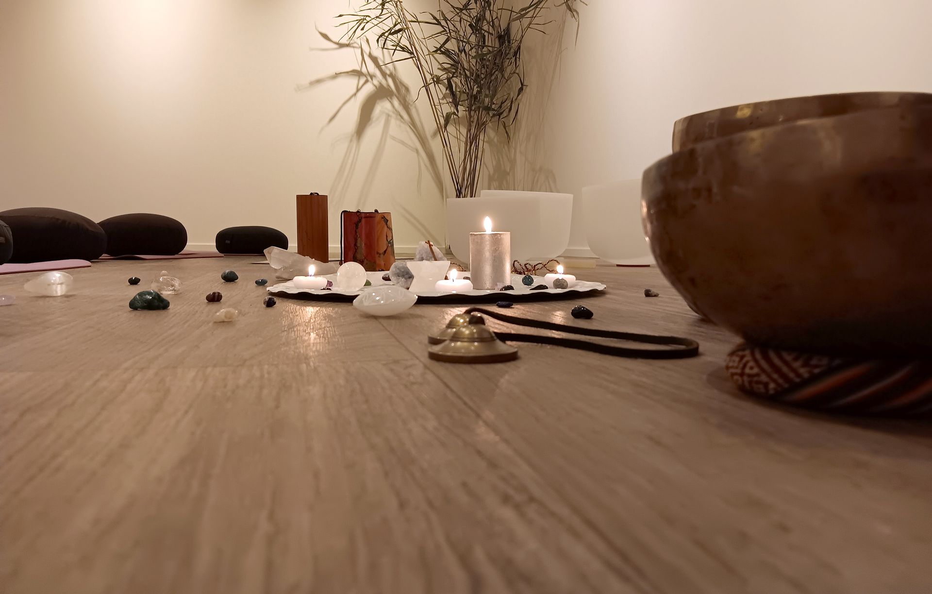 Bij Hugz hub in Zelhem huur je deze fijne ruimte WATER voor bijvoorbeeld een yogales, meditatie of soundhealing.