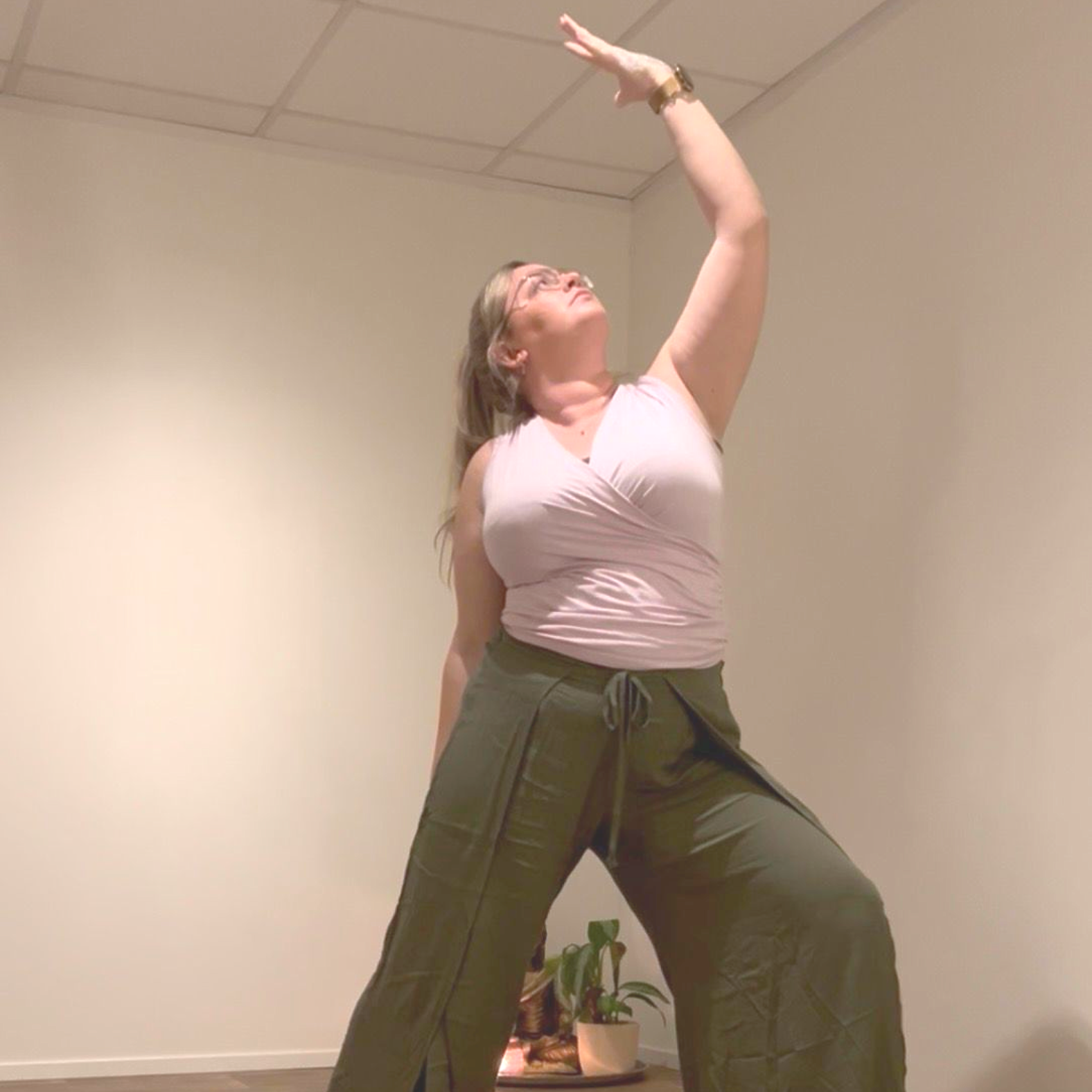 Esmee Evers geeft een Yin & Yang Yogales bij Hugz in Zelhem