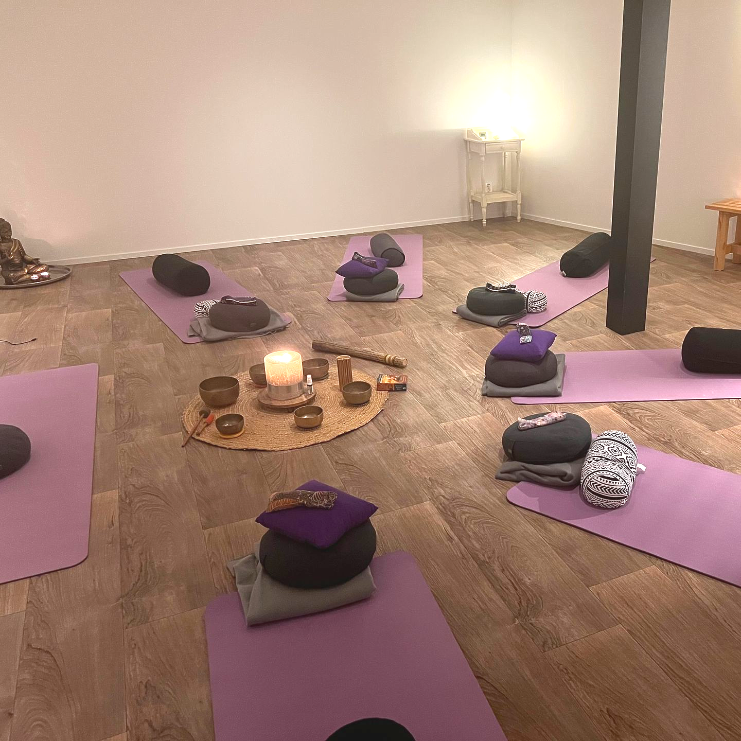 Esmee Evers geeft een Yin & Yang Yogales bij Hugz in Zelhem