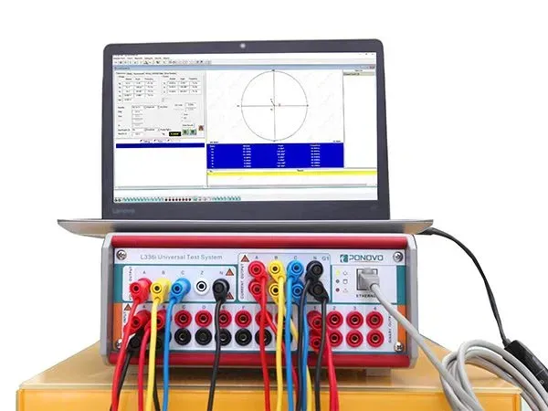 Computer portatile che visualizza il software di misurazione su uno strumento di laboratorio con cavi colorati collegati al di sotto.