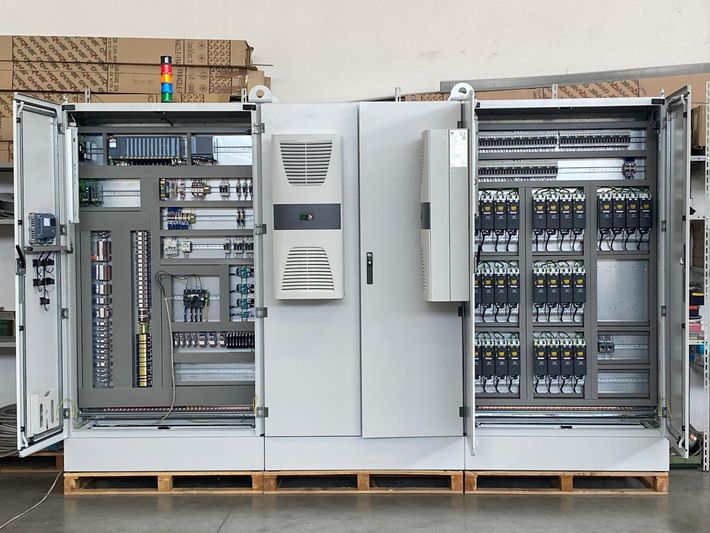 Armadio elettrico aperto con cablaggio, interruttori e interruttori automatici su un pallet