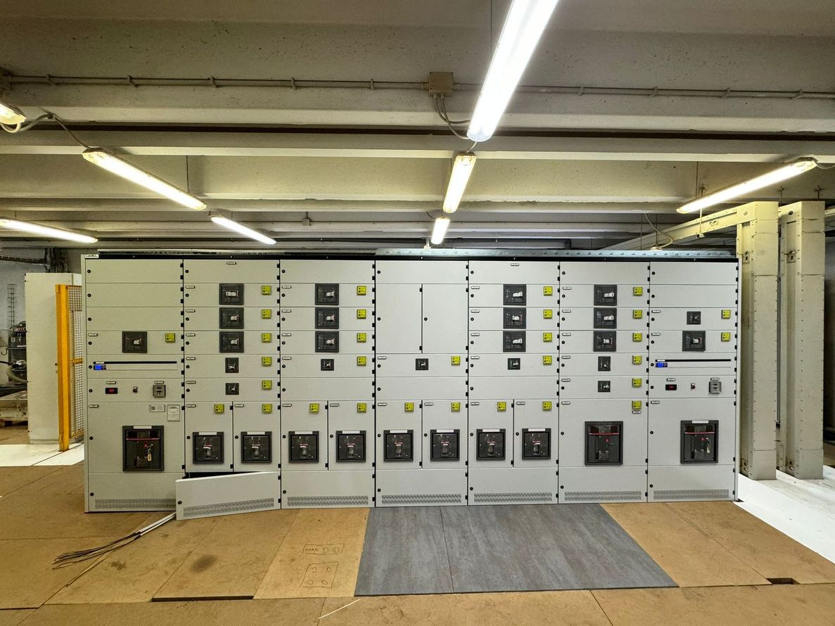 Armadi per quadri elettrici in un locale industriale con illuminazione a fluorescenza a soffitto.