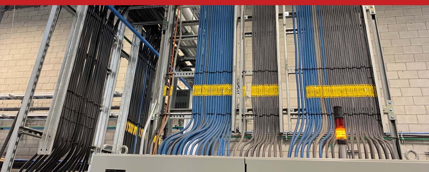 In un data center, si trova un rack per server con cavi di rete blu ordinatamente disposti e un'etichetta gialla.