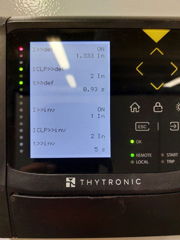 Pannello di controllo Thytronic con visualizzazione delle icone di stato e spie verdi indicatrici di attività.