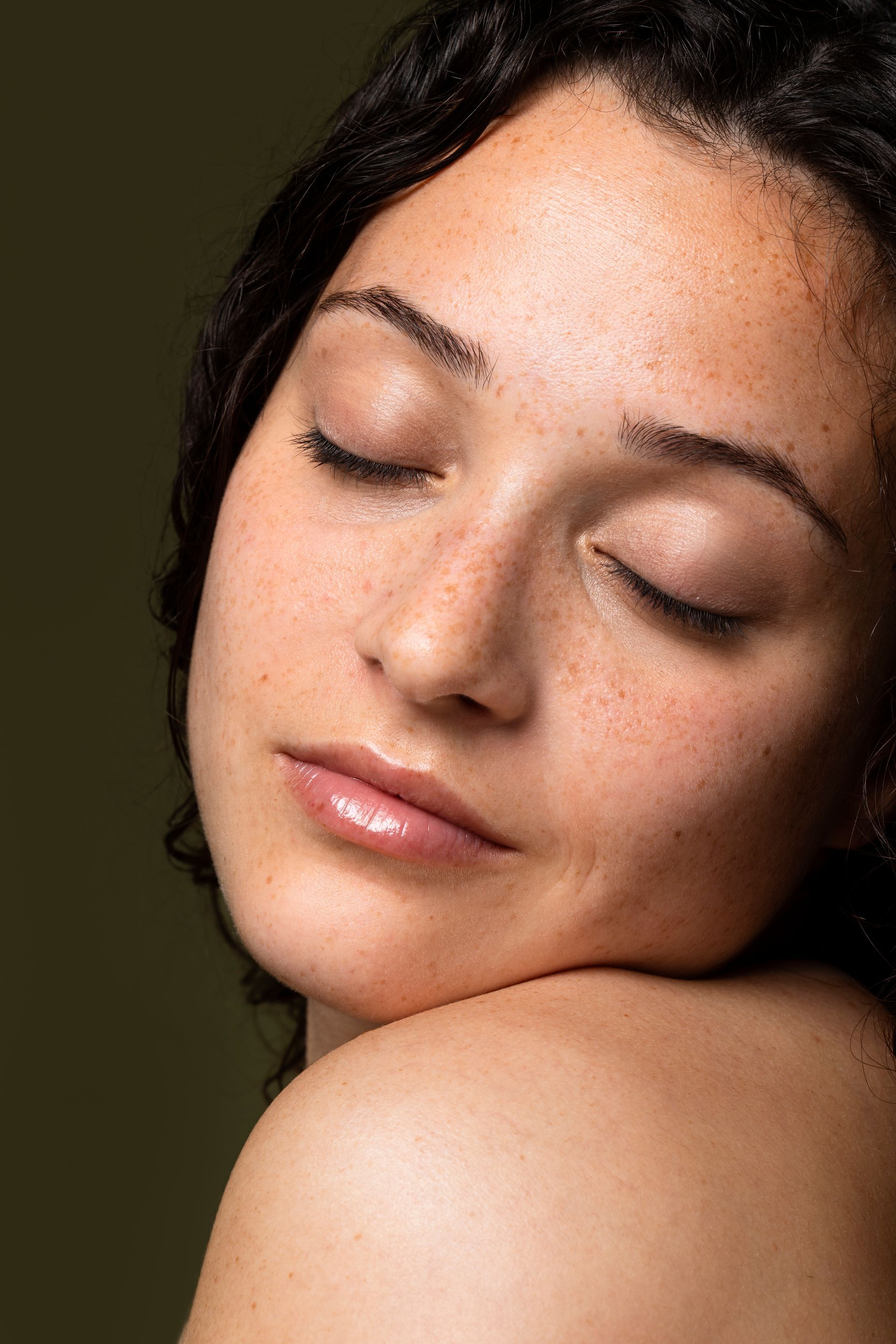 Un primer plano del rostro de una mujer con los ojos cerrados.