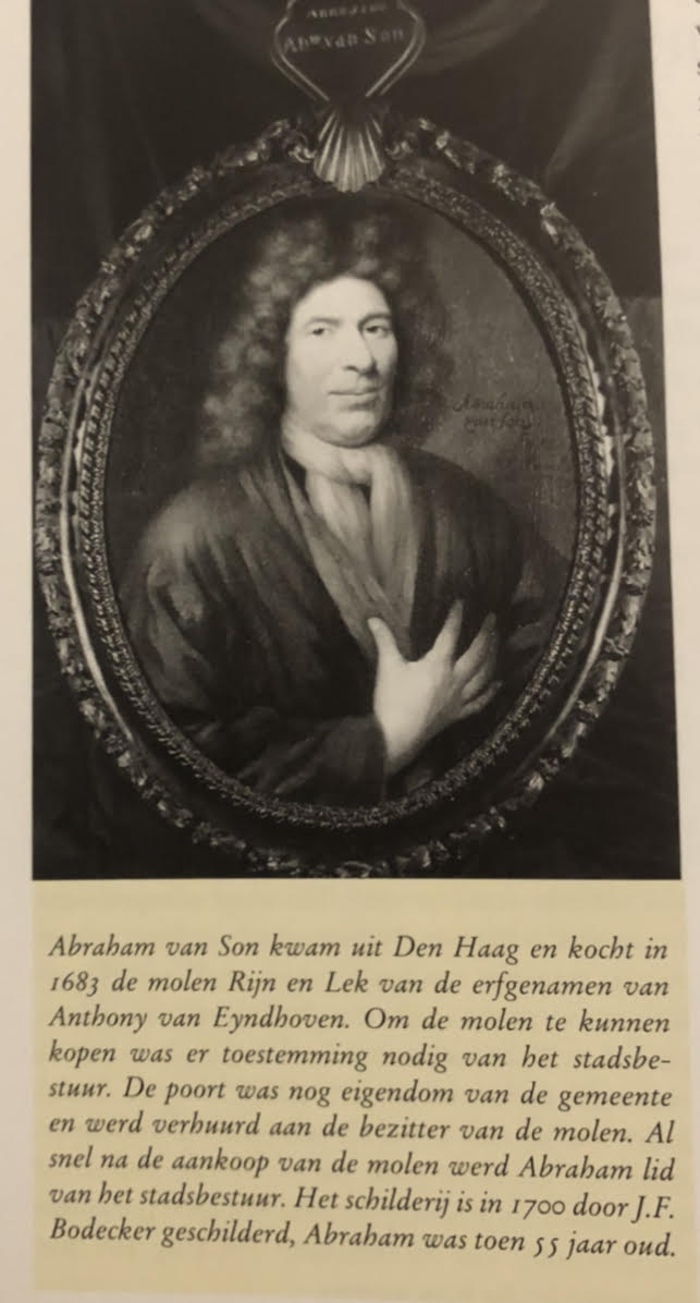 Ovaal ingelijst zwart-witportret van een man met een pruik, met Franse tekst eronder.
