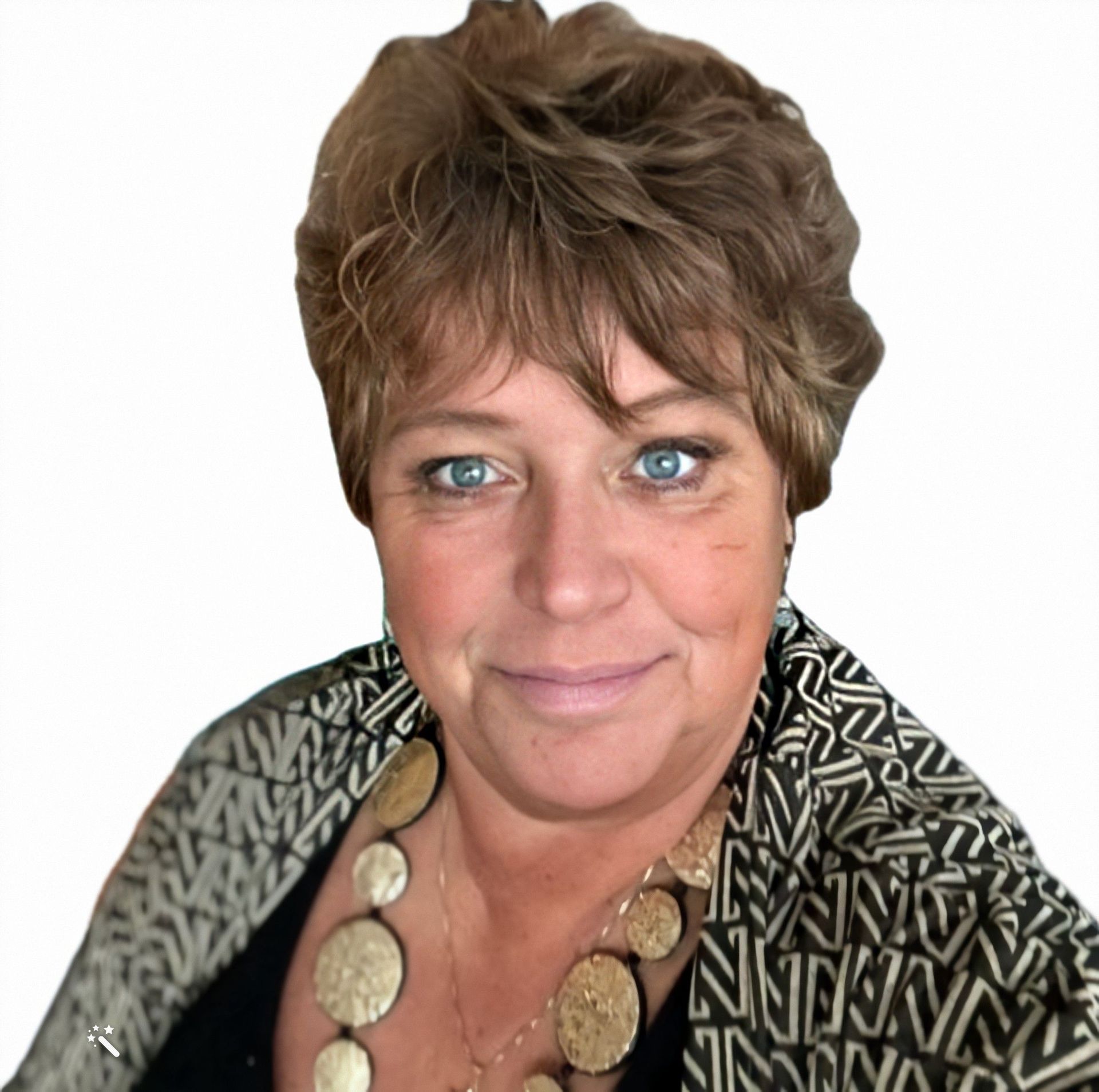 Lachende vrouw met kort bruin haar, blauwe ogen en een zwart-wit gestreept topje, die een opvallende ketting draagt.