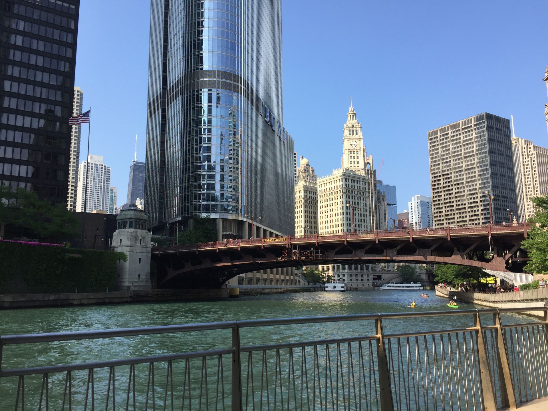 De Chicago River met de wolkenkrabbers van het centrum en een brug onder een helderblauwe hemel.