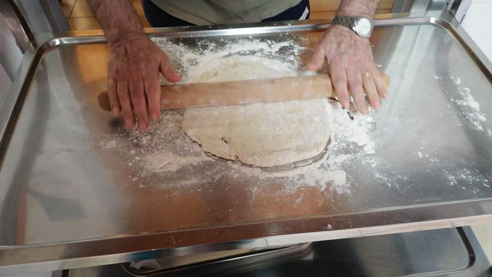 preparazione dell'impasto della pizza presso la casa per anziani