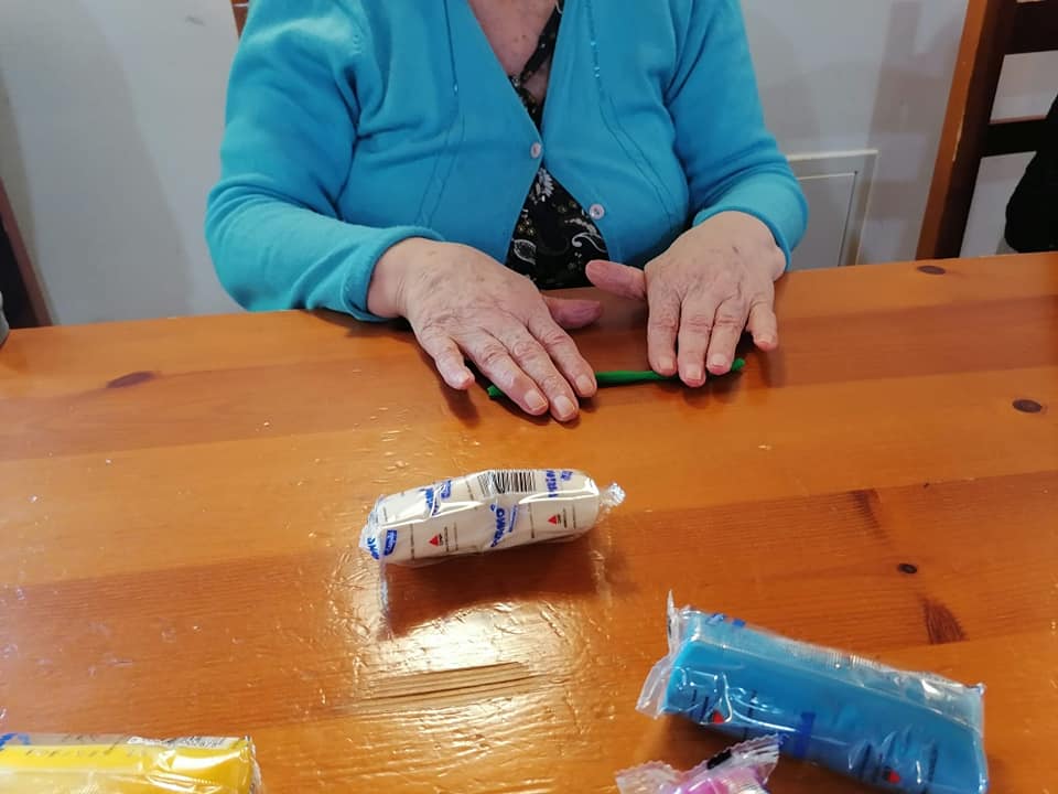 laboratorio manuale con il pongo per gli ospiti della casa per anziani