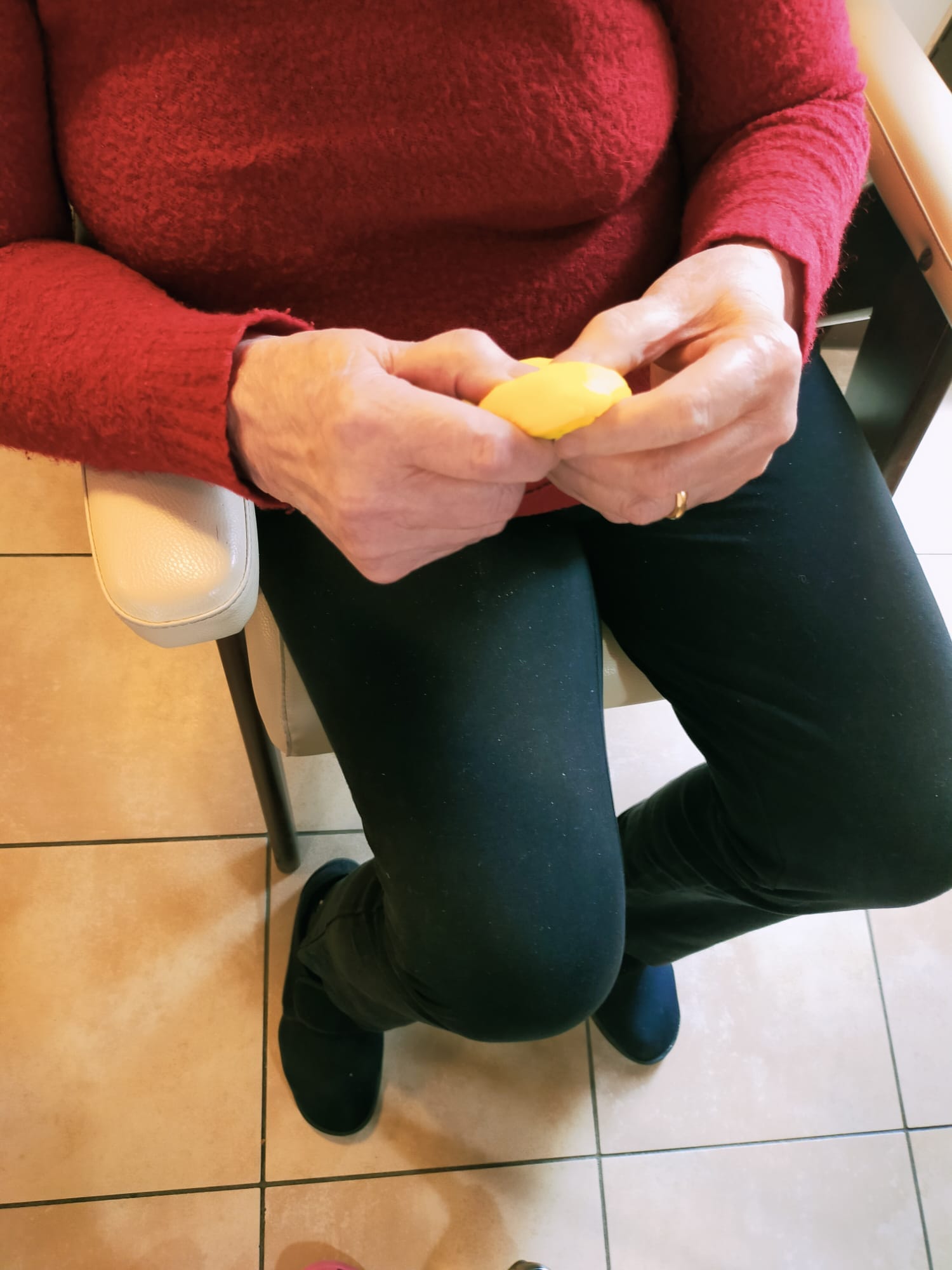 laboratorio creativo con gli ospiti della casa di riposo