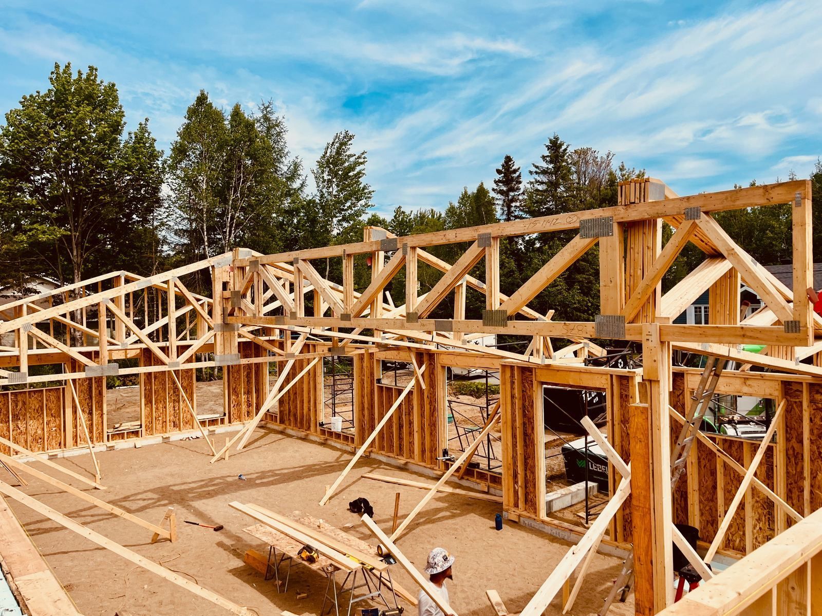 Installation des fermes de toit préfabriquées