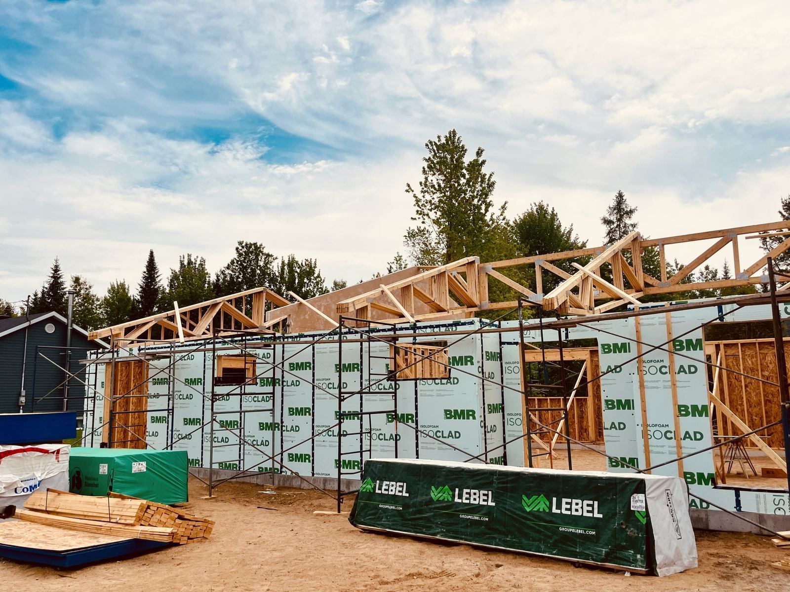 Bâtiment fermé avec enveloppe complète et matériaux prêts
