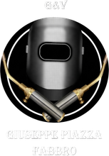 Casco da saldatore nero con torce incrociate e scintille dorate su un logo circolare con la scritta