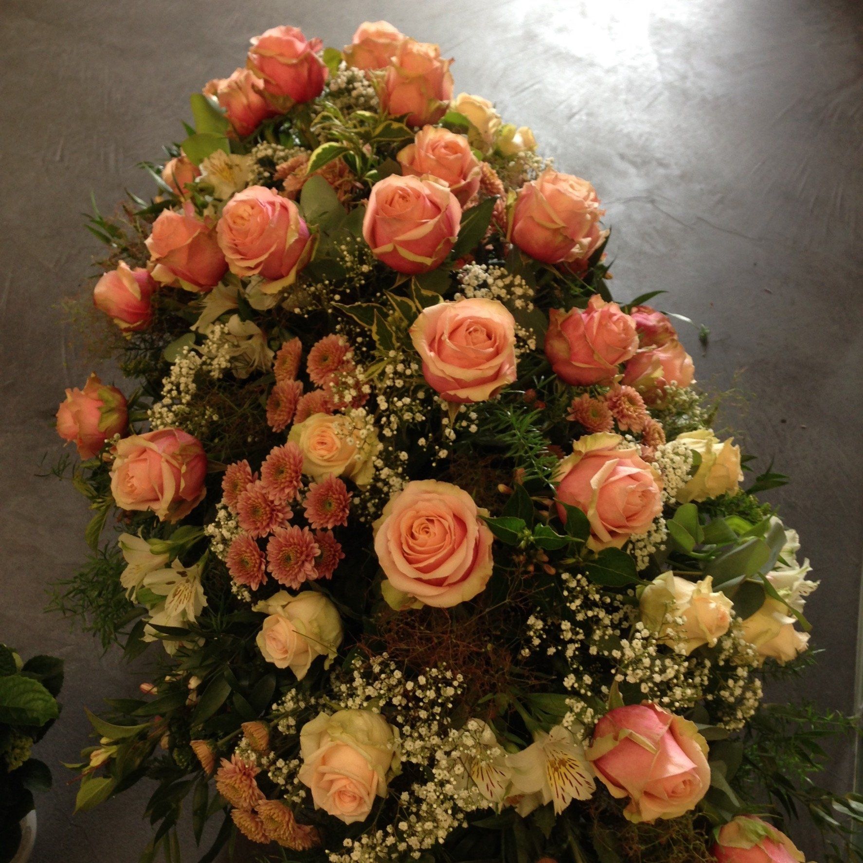 Ein großer Strauß rosa Rosen und Schleierkraut
