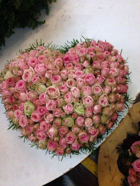 Ein Herz aus rosa Rosen auf einem Tisch