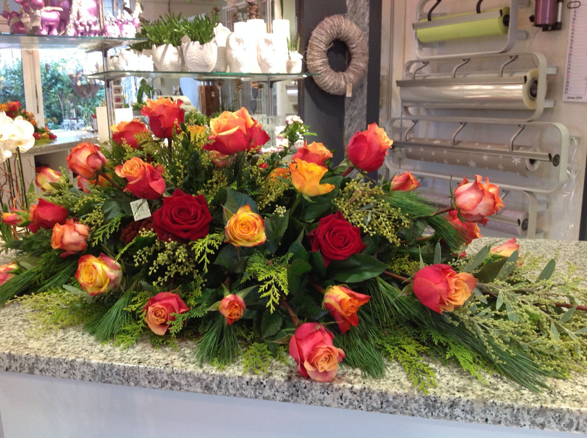 Ein Blumenstrauß steht auf der Theke eines Ladens.