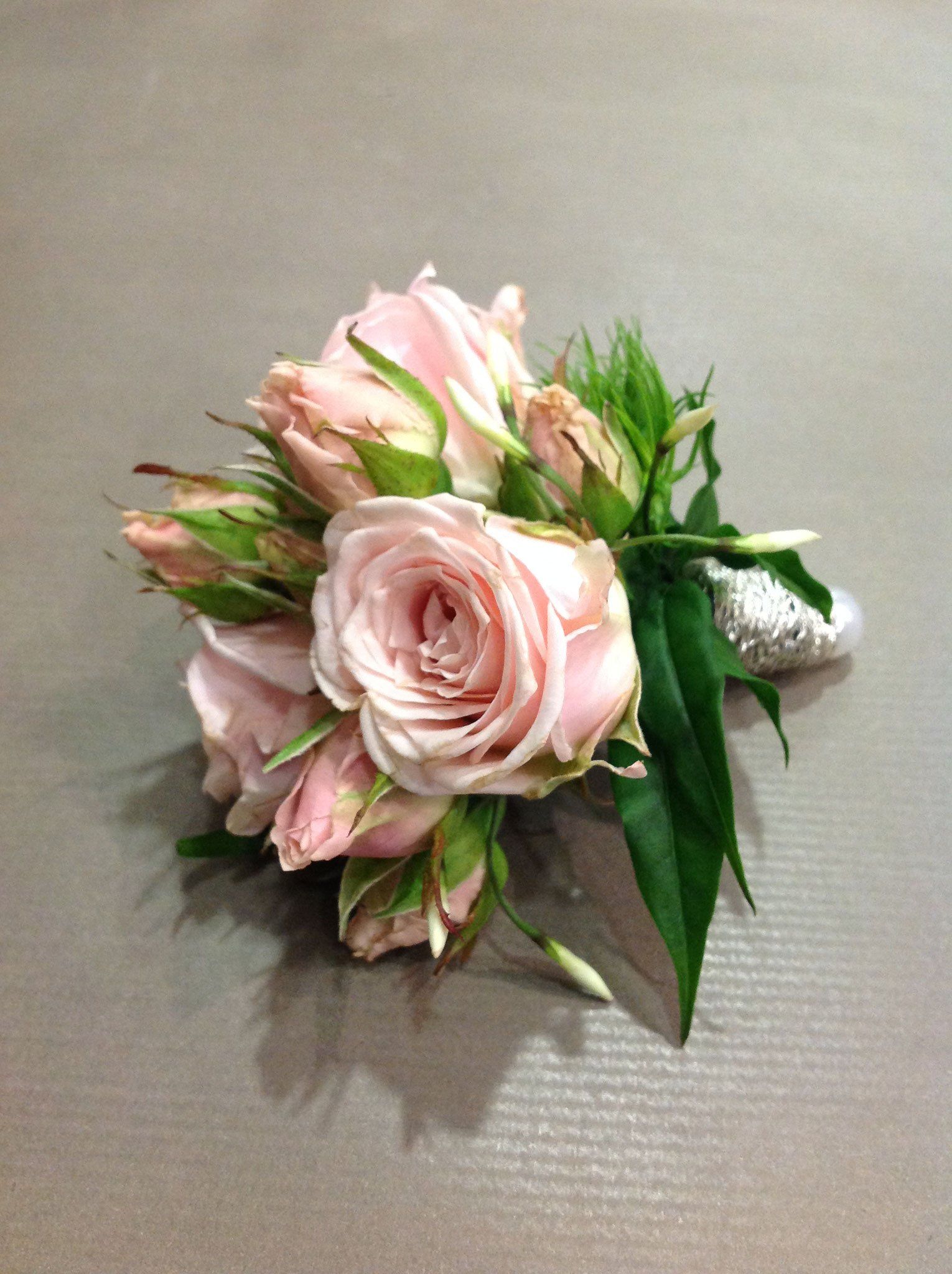 Eine Nahaufnahme von einem Strauß rosa Rosen auf einem Tisch
