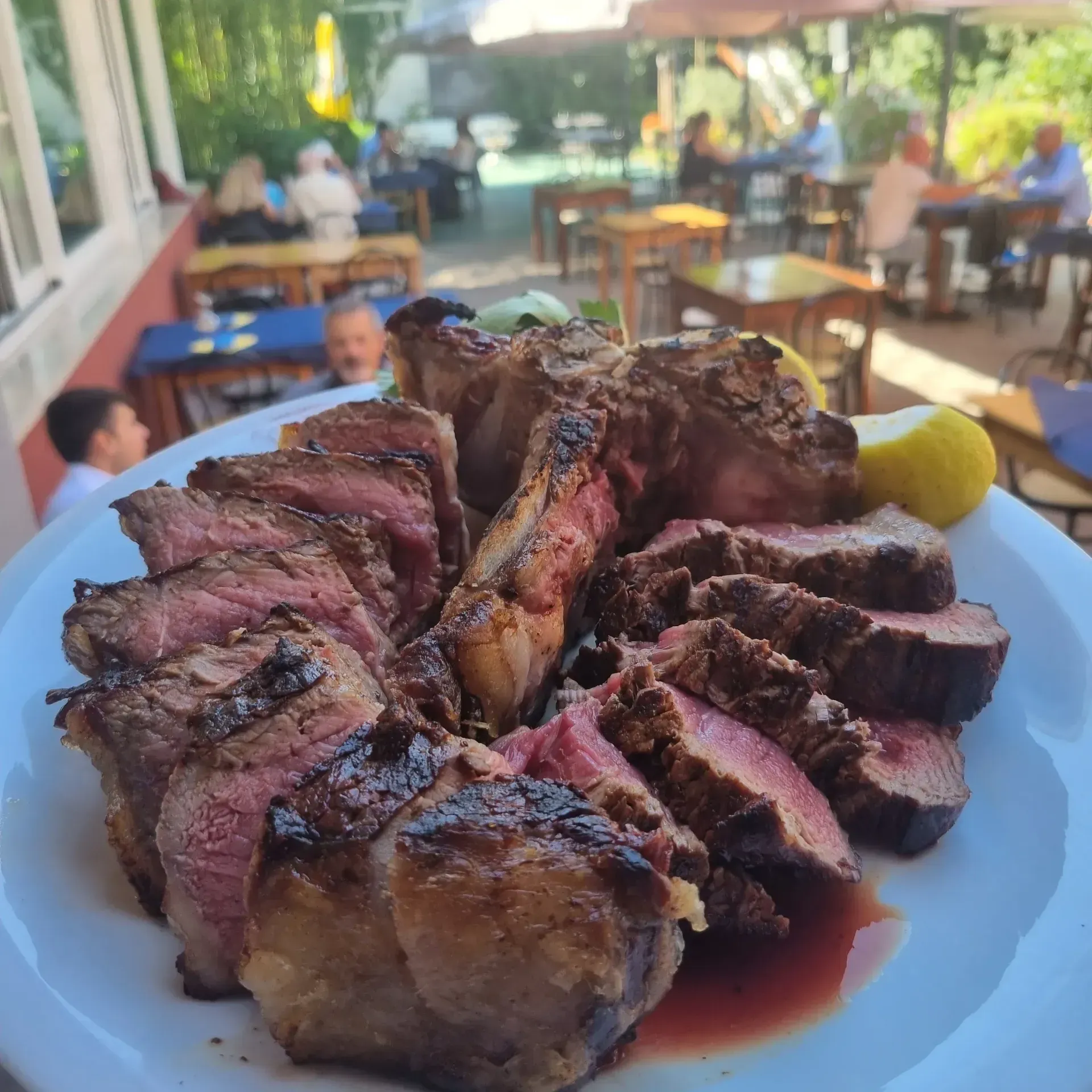 Un piatto bianco con sopra carne affettata e salsa