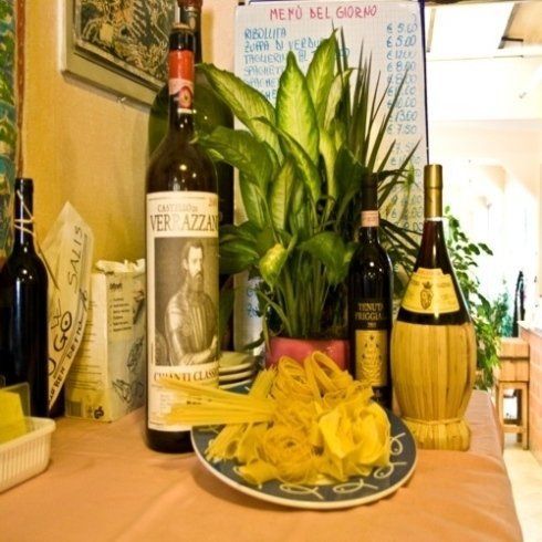 Una bottiglia di vino verazza è appoggiata su un tavolo