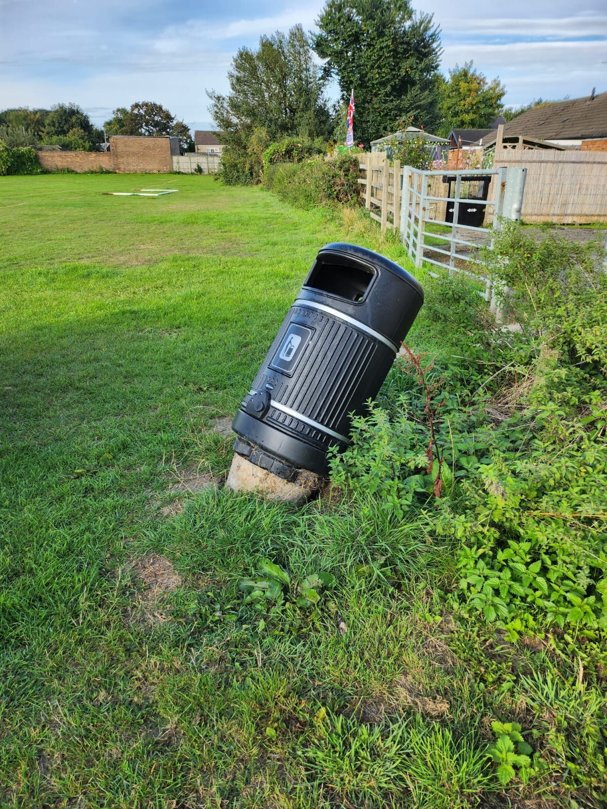 Vandalised bin at Charnwood Recreation Ground- Newton Image of the damaged bin at Charnwood Recreation Ground