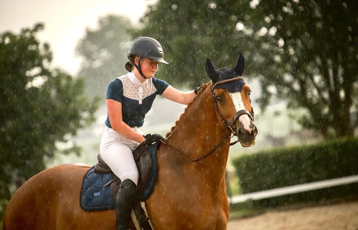 Yvanca op pony
