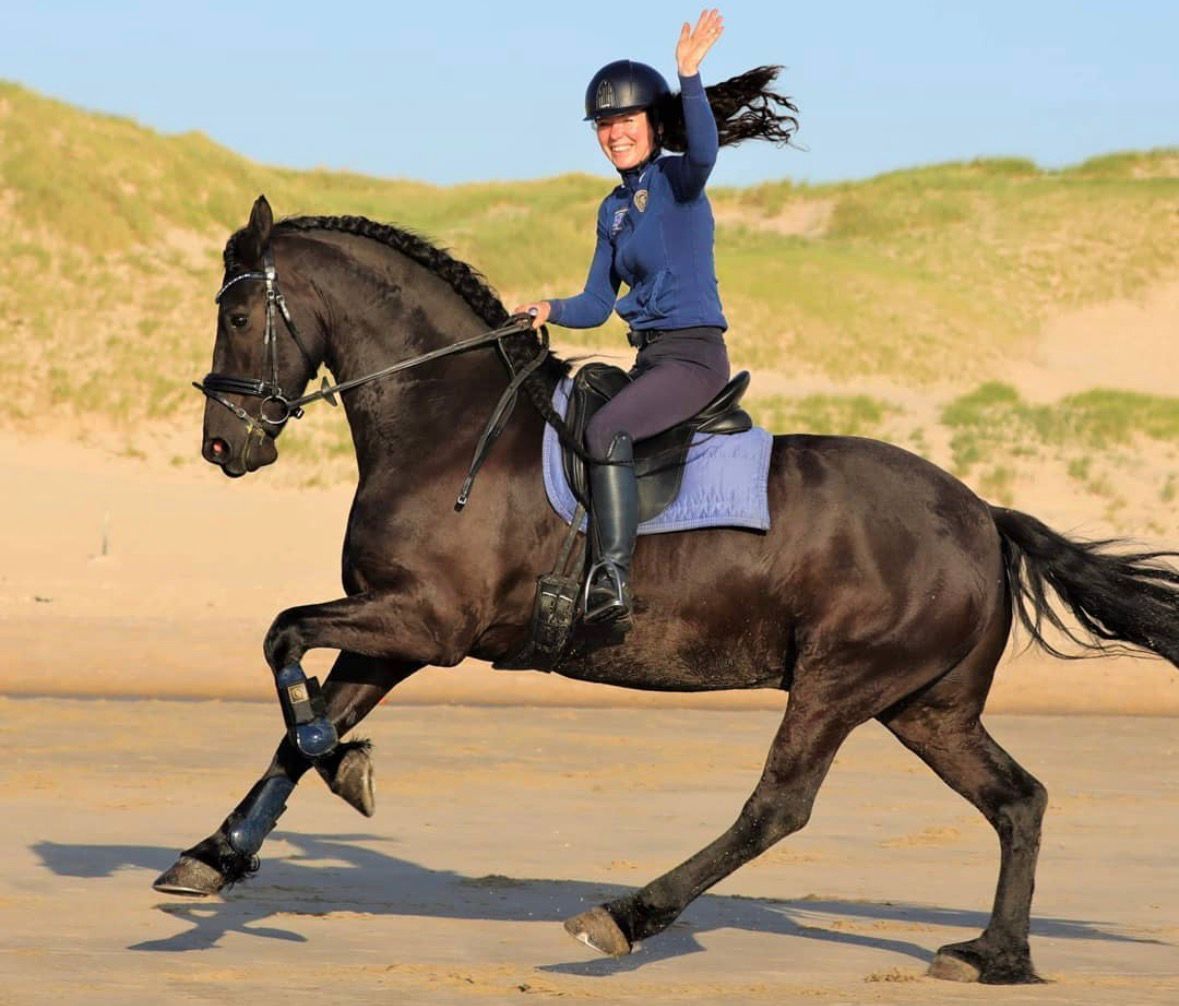 Conny op paard 