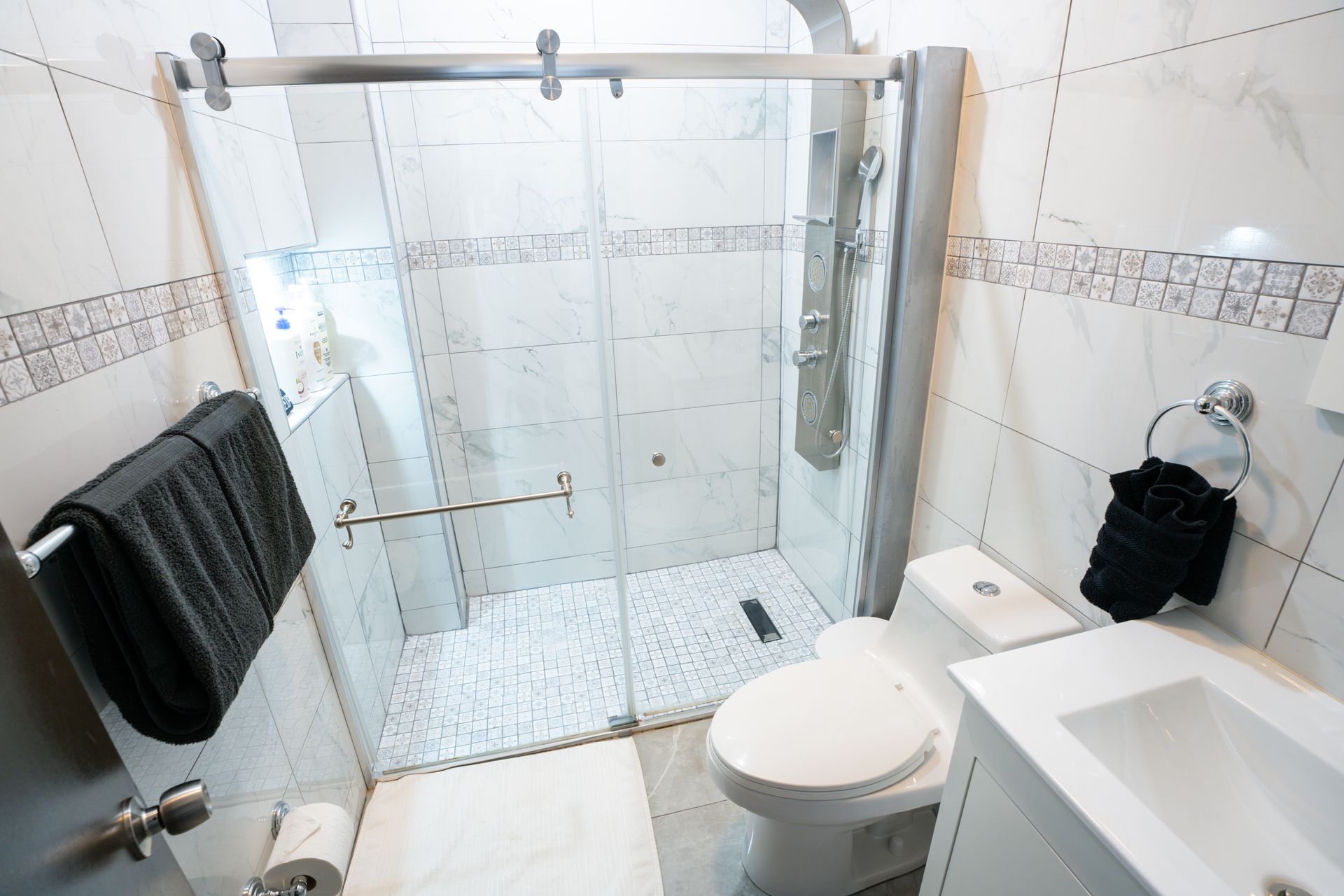A bathroom with a toilet , sink and shower. Somos Hotel San Juan, Puerto Rico Avenida Ponce de Leon