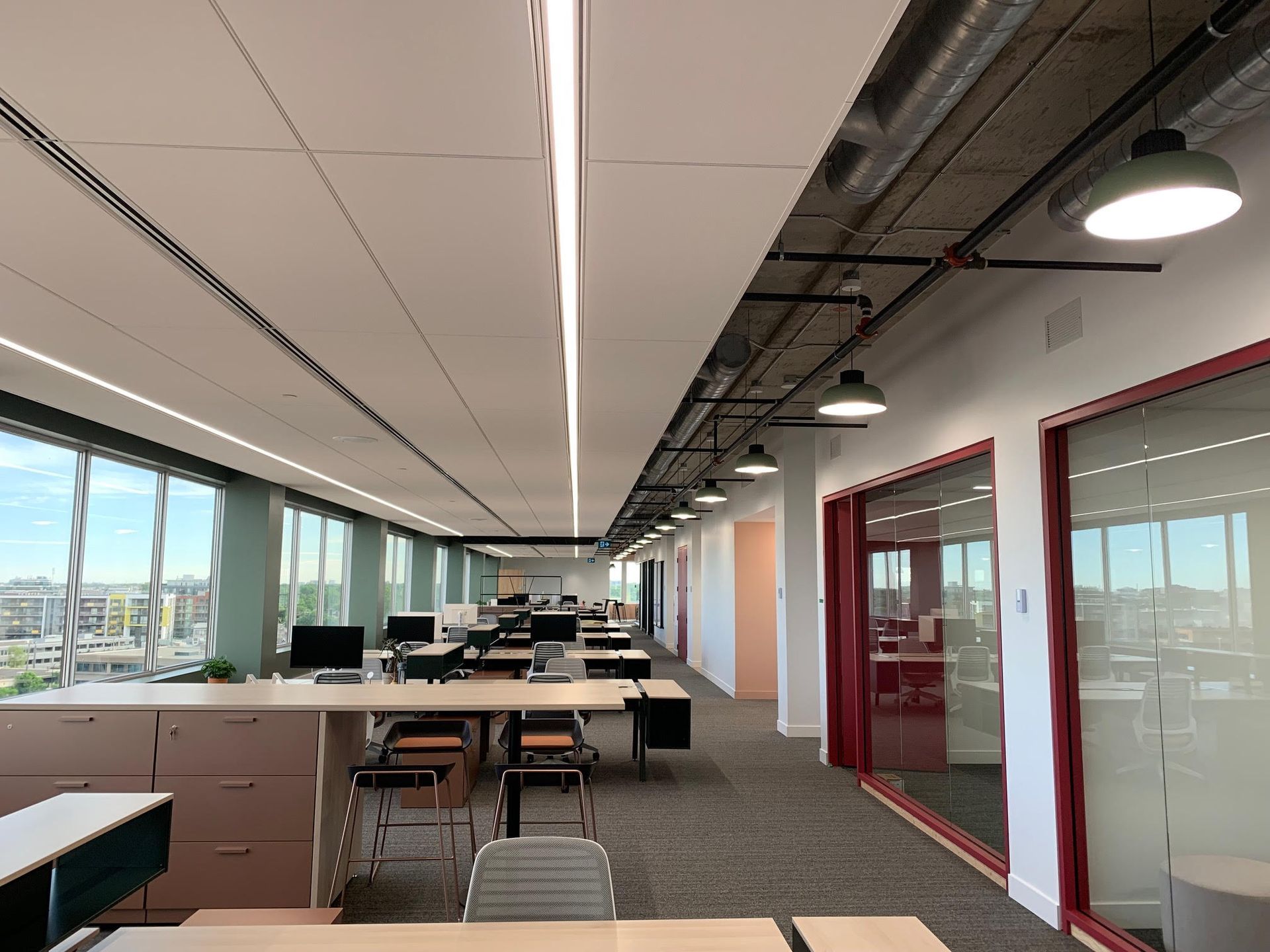 Un grand bureau avec beaucoup de bureaux et de chaises