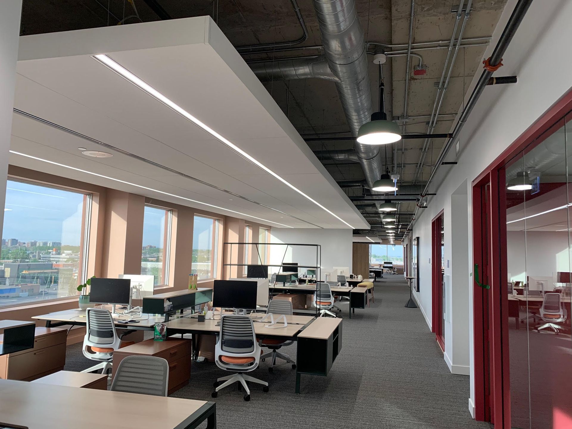 Un grand bureau avec beaucoup de bureaux et de chaises