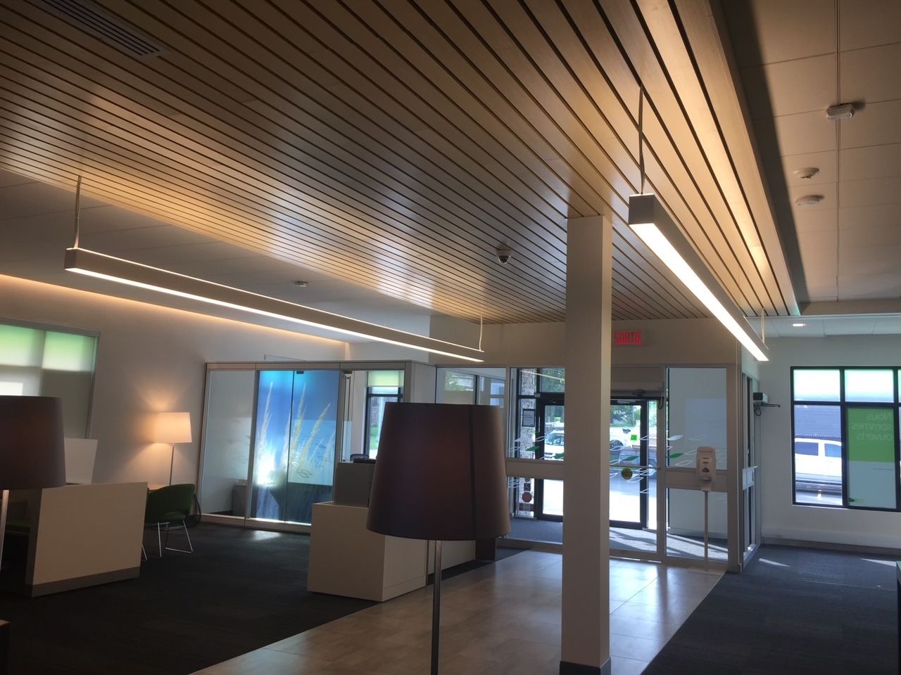 Une pièce avec un plafond sur lequel il y a beaucoup de lumières