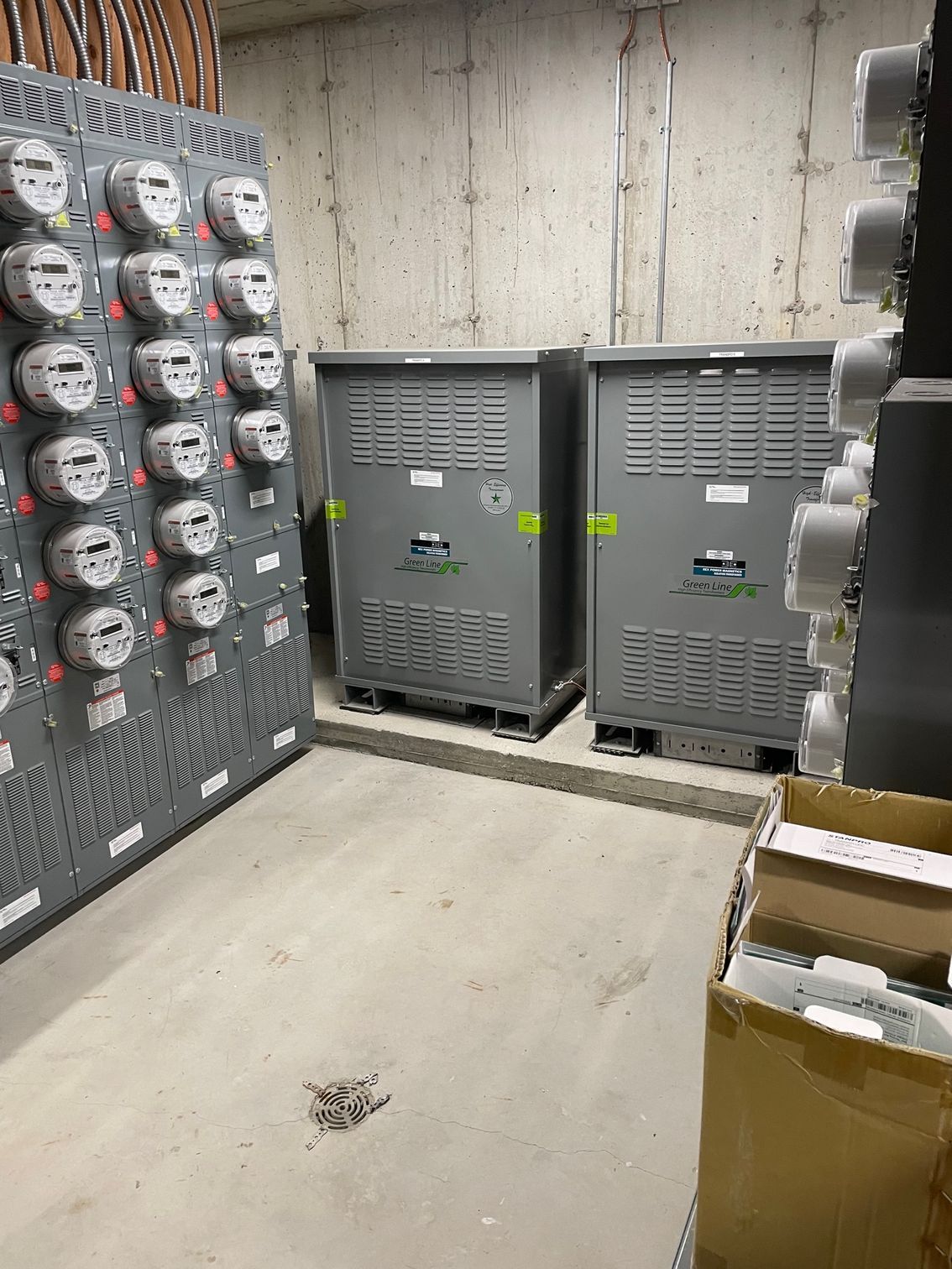 Une pièce remplie de nombreux équipements et boîtiers électriques.