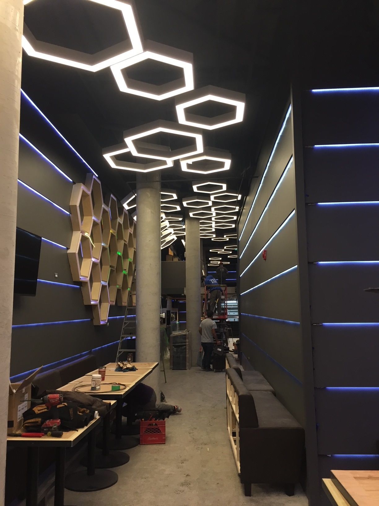 Un long couloir avec des tables et des chaises dans un restaurant