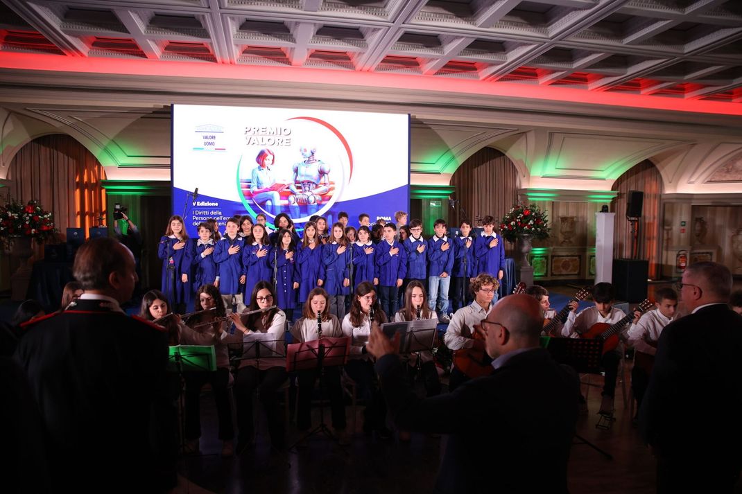 Un coro di bambini canta