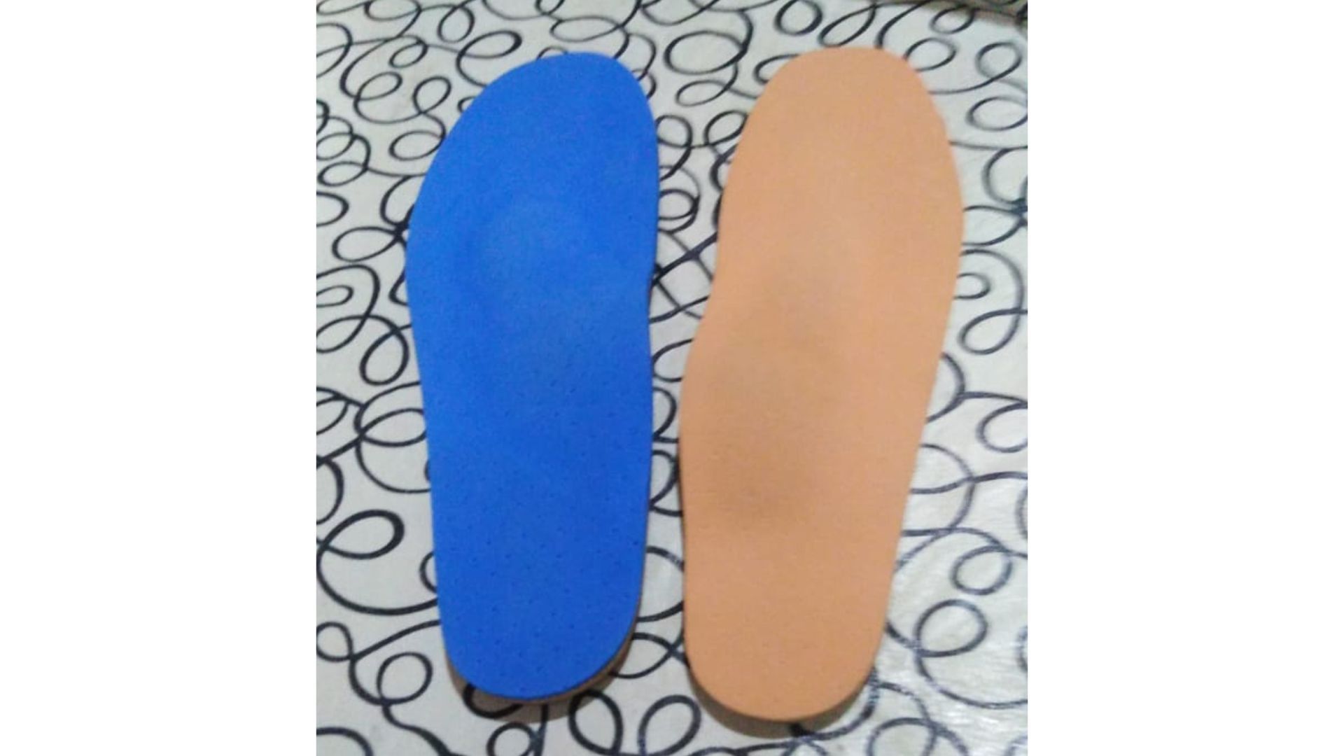 Dos plantillas ortopédicas: azul y color tostado.