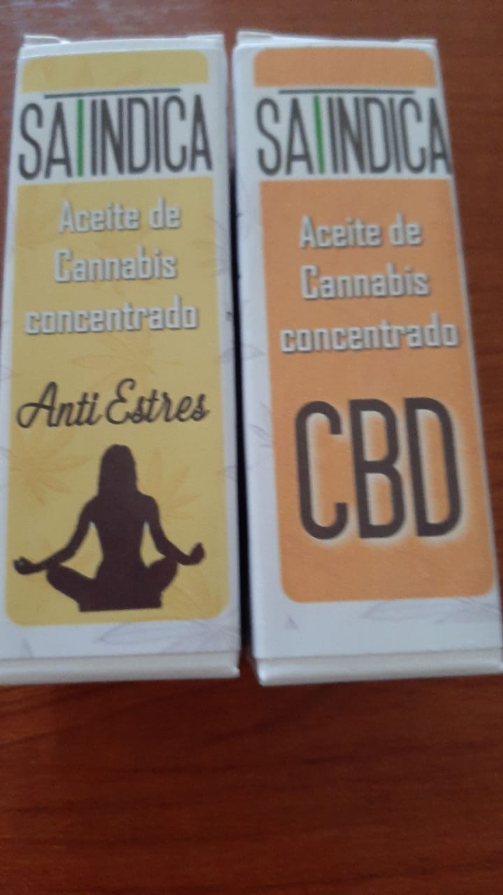 Dos cajas de aceite de cannabis concentrado Sai Indica. Una etiquetada como 