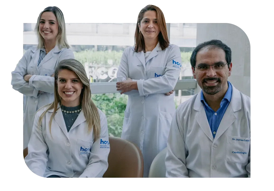 Um grupo de médicos está posando para uma foto juntos