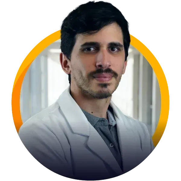 Um homem com barba está vestindo um jaleco branco