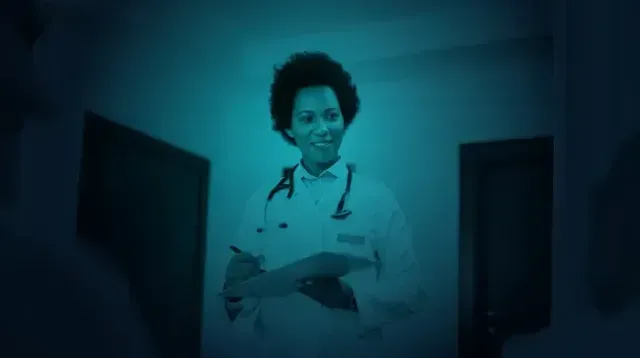 Uma foto em preto e branco de uma médica com um estetoscópio no pescoço.