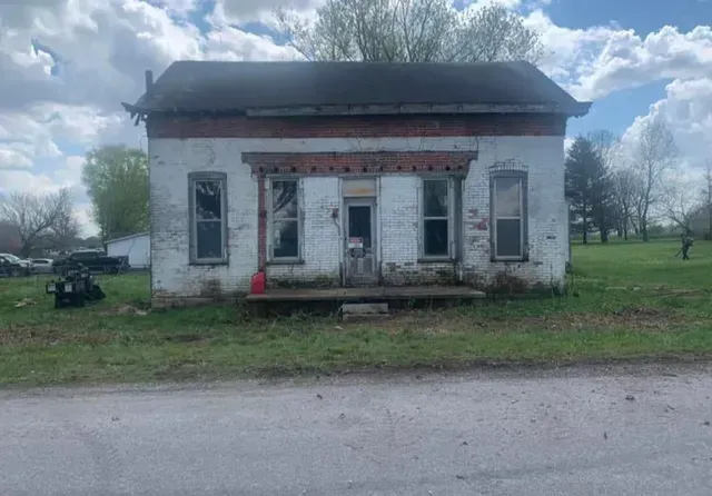 Old House — North Vernon, IN — Mullins & Family Outdoor