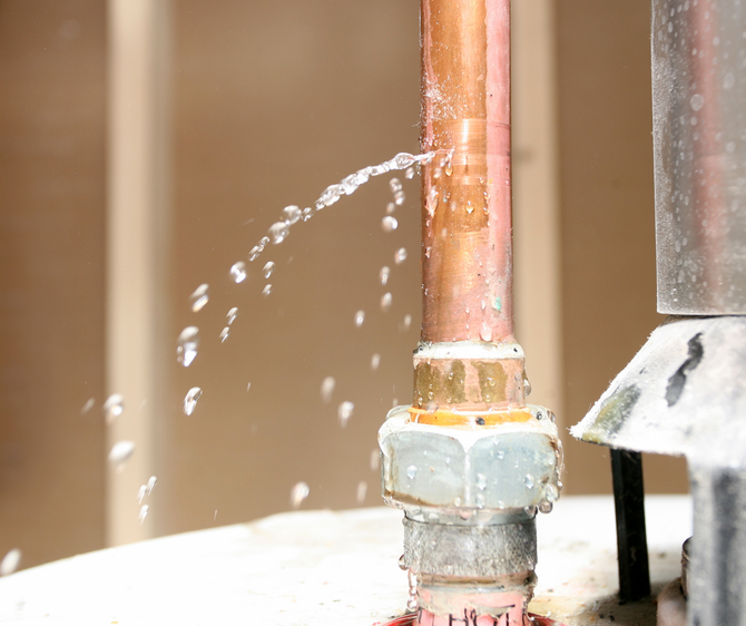Copper pipe joint leaking water, water droplets spraying out.
