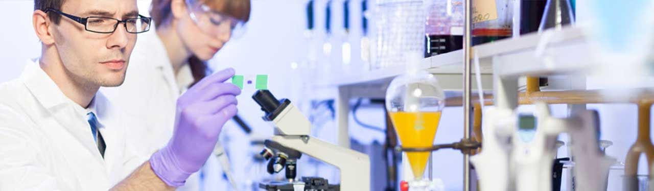 Un hombre y una mujer están trabajando en un laboratorio.
