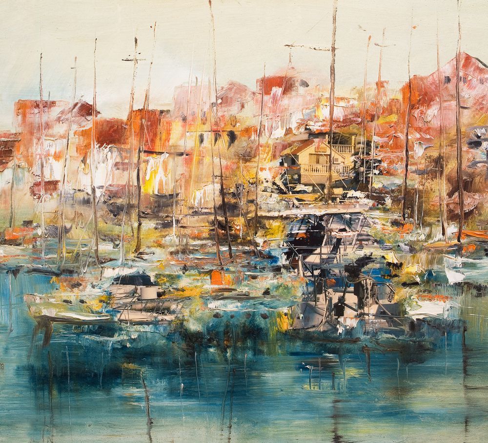 Porto astratto impressionista con barche colorate, acqua turchese e edifici dai colori caldi sotto un cielo pallido.