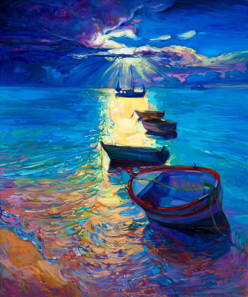 Dipinto colorato di barche su un molo illuminato dal sole, su acque di un blu intenso, sotto un cielo suggestivo.
