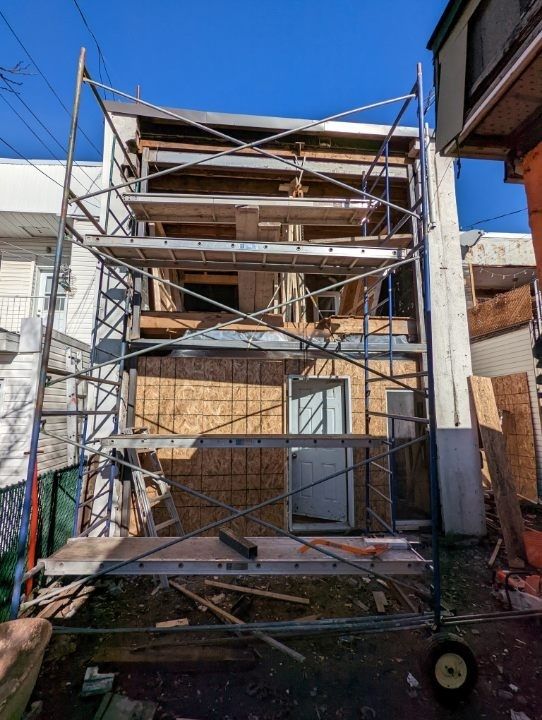 Un bâtiment en construction avec un échafaudage sur le côté