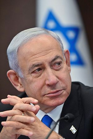 תמונה של בנימין נתניהו ראש ממשלת ישראל על רקע דגל ישראל