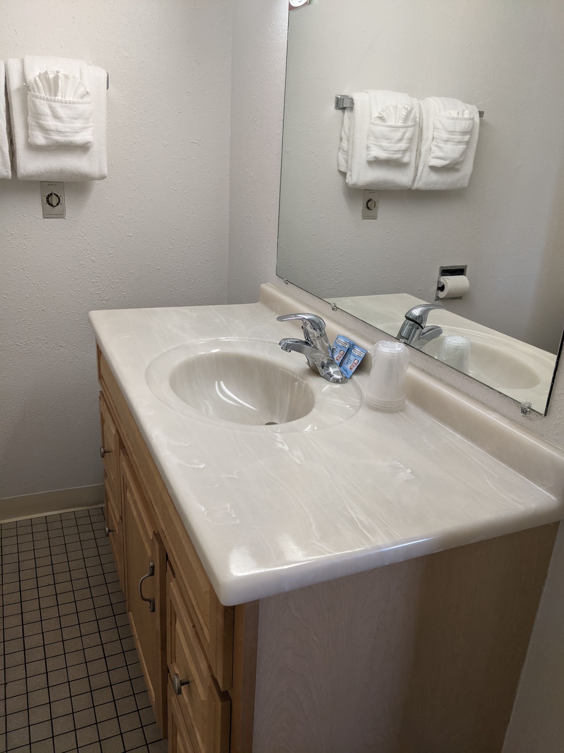 Clean washrooms at the Golden North Inn - Two Queen Room