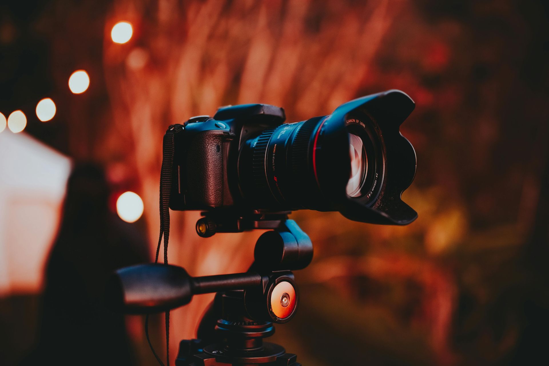 A canon camera is sitting on a tripod